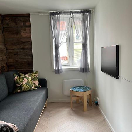 Entire Renovated Apartment From 1780 With Kitchen, Bath, Bedroom, And Living Room In Skuteviken Bergen Exterior foto